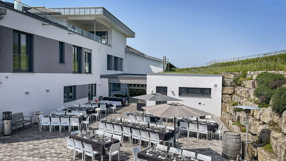 Der Winzerhof bestuhlt und eingedeckt