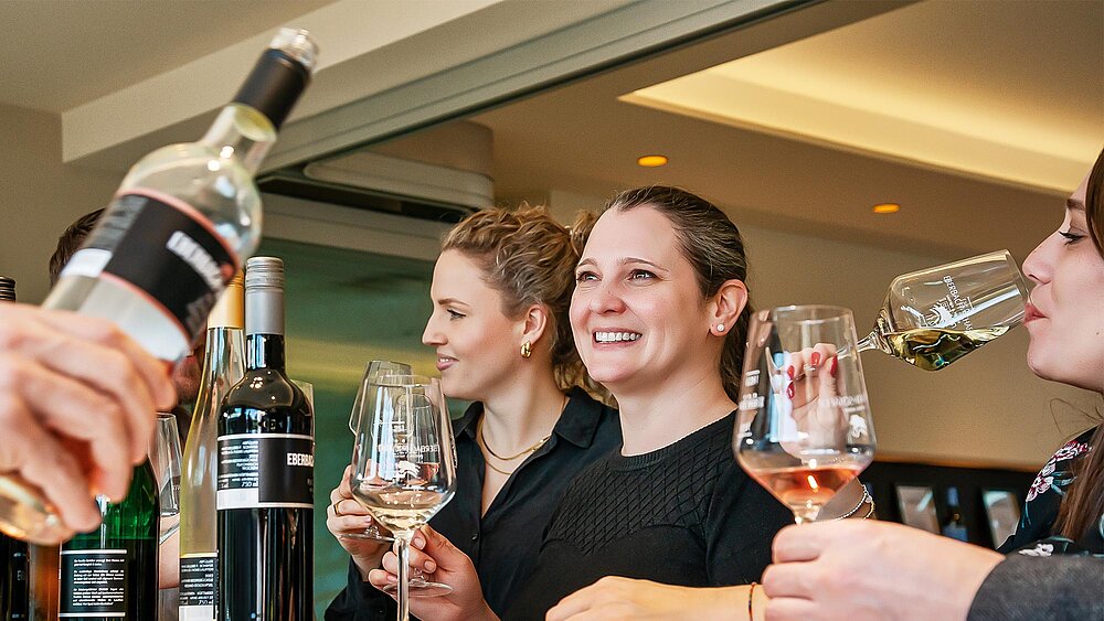 Menschen bei einer Weinprobe bei uns