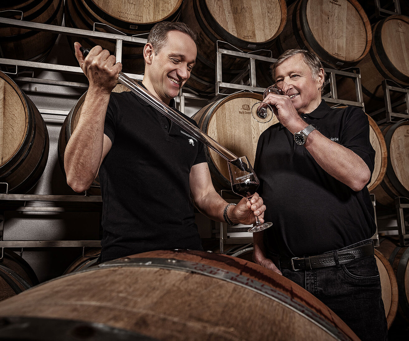 Zwei Generationen von Weingutinhabern nebeneinander. Zwei Generationen von Weingutinhabern nebeneinander.