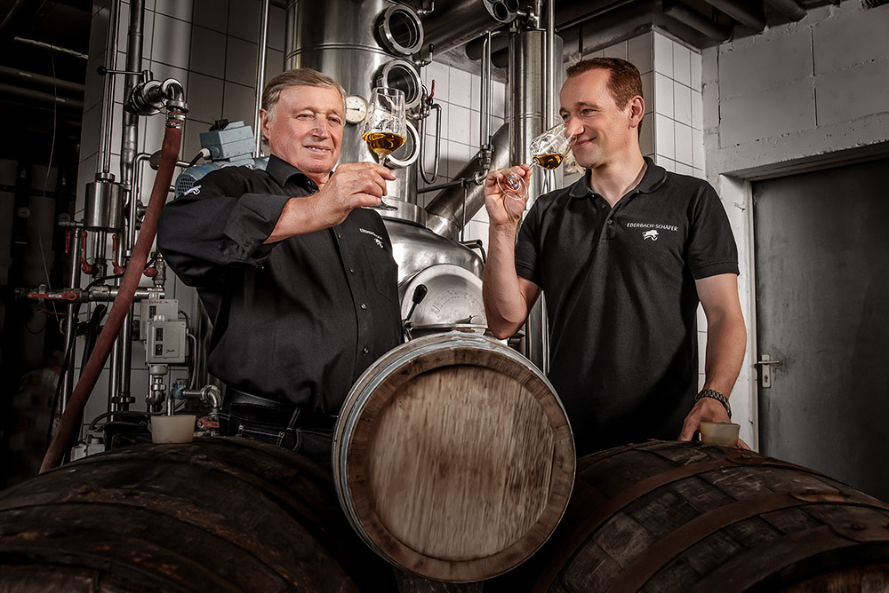 Zwei Generationen von Weingutinhabern nebeneinander.